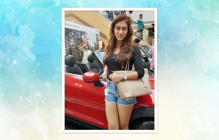 অভিনয়ের সঙ্গে মডেলিংও করেন দেবলীনা। একই সঙ্গে তিনি শোবিজের দুই ভুবনে কাজ করতে চান।