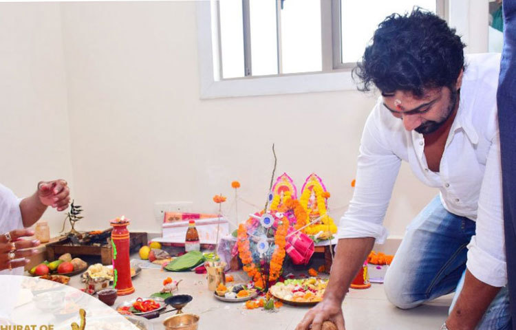 এই ছবিতে নায়কের ভূমিকায় থাকবেন অবশ্যই দেব এবং নায়িকার ভূমিকায় দেখা যাবে দেবের প্রিয় বান্ধবী রুক্মিমণী মৈত্রকে।