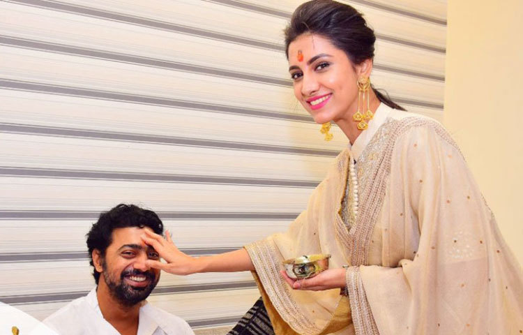 রুক্মিমণী দেবের বহু বছরের বন্ধু এবং টলিউডে গুজব রয়েছে তার সঙ্গেই দেবের সম্পর্ক শুধুই বন্ধুত্বের নয়, তার চেয়ে বেশি কিছু।