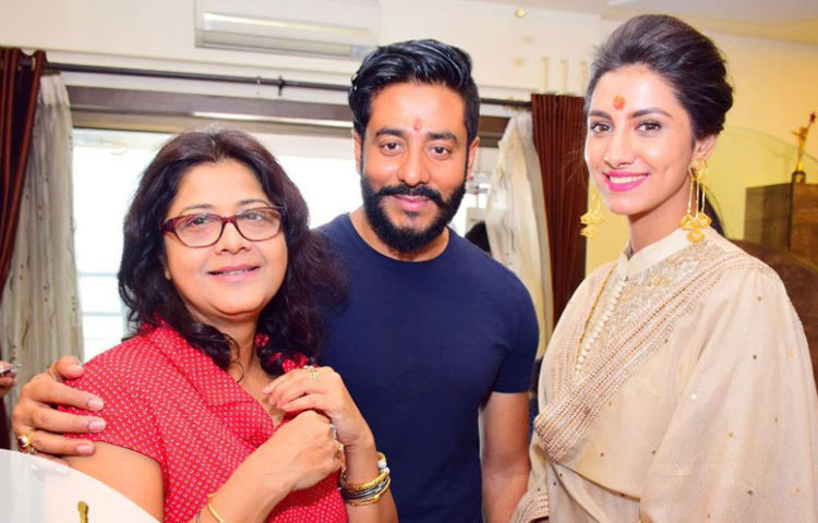 গত কয়েক বছর মডেলিং জগতে কাজ করেছেন রুক্মিমণী। প্রাথমিকভাবে অভিনয় জগতে আসার ইচ্ছে না থাকলেও পরে রাজি হয়ে যান।