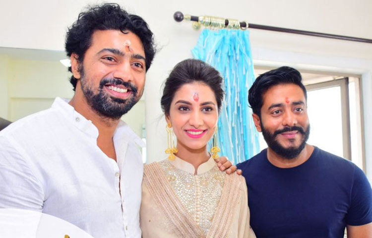 কিন্তু মডেলিং থেকে অভিনয়ে এসে, অভিনয়টা কেমন করবেন রুক্মিমণী, সেটা নিয়ে খানিকটা প্রশ্নচিহ্ন রয়েছে।