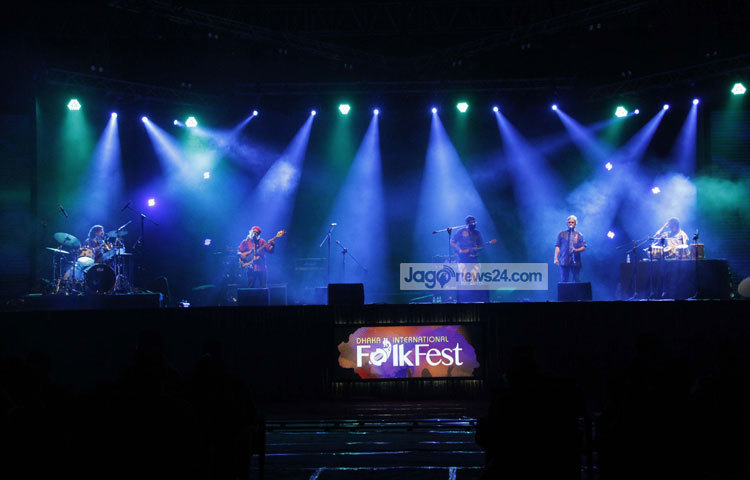 এদেশের মাটির গান, মানুষের প্রাণের গান-লোকগান। এই গাই নিয়ে রাজধানীর আর্মি স্টেডিয়ামে শুরু হয়েছে লোকসংগীতের আন্তর্জাতিক আসর। এতে দেশ-বিদেশের লোকসংগীত শিল্পীর অংশ নিচ্ছেন। ছবি : মাহবুব আলম