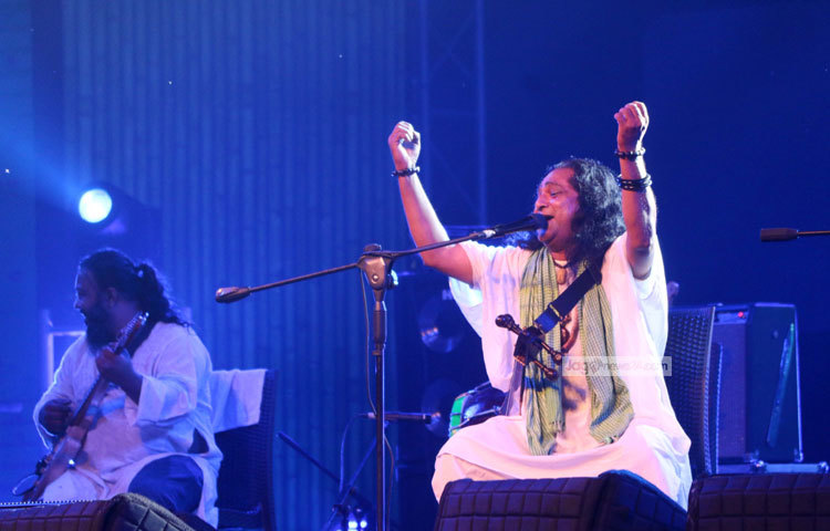 ফোক ফেস্টে সংগীত পরিবেশনায় মগ্ন রয়েছেন বিশিষ্ট লোকসংগীতশিল্পী শফি মণ্ডল। ছবি : মাহবুব আলম