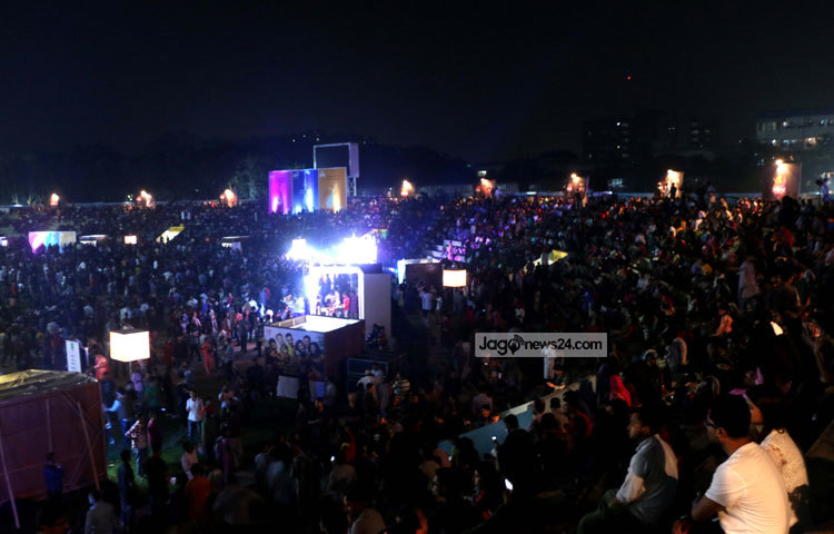 উৎসবের দ্বিতীয় দিন শুক্রবার সাপ্তাহিক ছুটির দিন হওয়ায় দর্শকরা হাজির হয়েছেন উৎসব প্রাঙ্গণ ঢাকার আর্মি স্টেডিয়ামে। ছবি : মাহবুব আলম