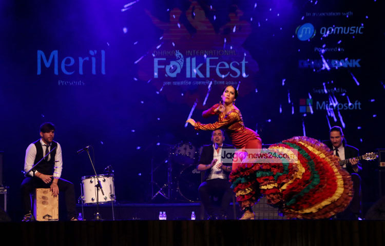 রাতের মায়বী আঁধারে দর্শক-শ্রোতারা মেতেছিলো নৃত্যে তালে তালে। ছবি : মাহবুব আলম