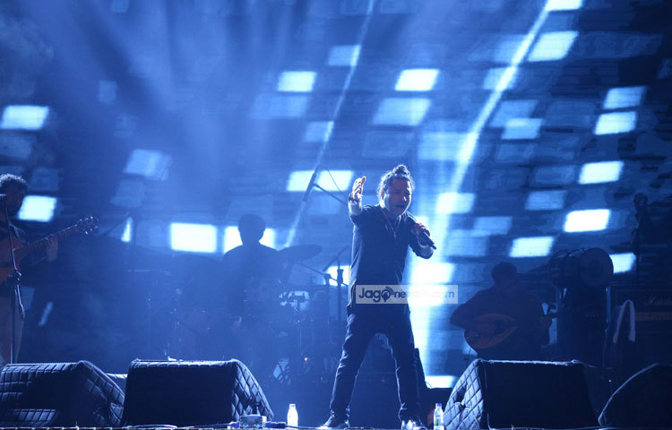 সংগীত পরিবেশন করছেন ভারতের খ্যাতিমান শিল্পী কৈলাস খের। ছবি : মাহবুব আলম