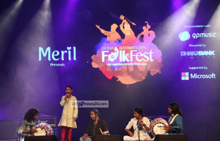 নিরাপত্তার চাদরে ঢাকা অনুষ্ঠানটির দ্বিতীয় দিনের শুরুতেই মঞ্চে আসেন বংশীবাদক জালাল, ঢুলী নজরুল এবং কক্সবাজারের বিস্ময় প্রতিভা জাহিদ। ছবি : মাহবুব আলম