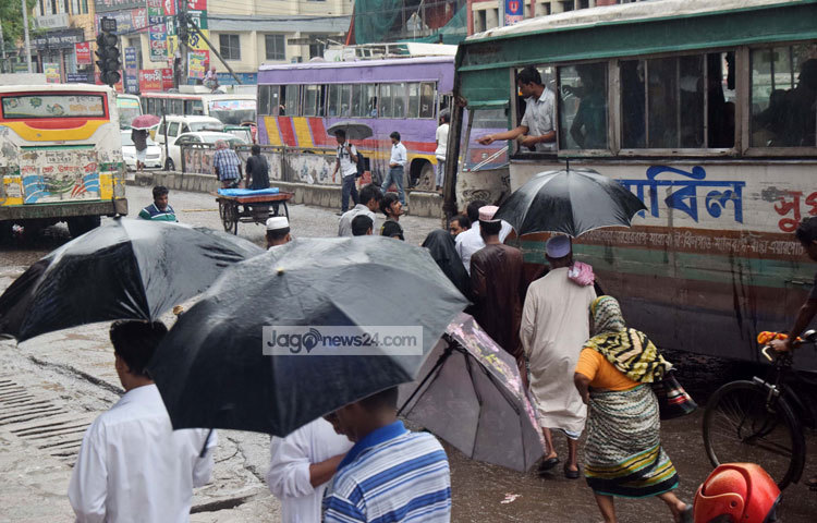 শেষ কার্তিকের টানা বৃষ্টিতে রাজধানীর মানুষের স্বাভাবিক জীবনযাত্রায় বিড়ম্বনা তৈরি হয়েছে। ছবি : মাহবুব আলম