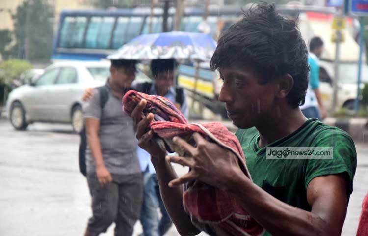 বিশেষ করে রিকশা চালকদের খুবই সমস্যা হচ্ছে। বৃষ্টির কারণে তারা যাত্রী পাচ্ছে না, অন্যদিকে বৃষ্টির মধ্যে রিকশা চালাতে গিয়ে ঠান্ডাজনিত বিভিন্ন সম্যায় ভুবছেন। ছবি : মাহবুব আলম