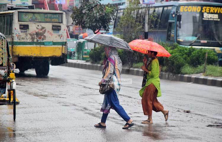অফিসগামী মানুষ এই বৃষ্টিতে রাস্তা-ঘাটে নানা বিড়ম্বনার শিকার হচ্ছেন। ছবি : মাহবুব আলম