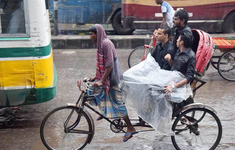 রিকশার যাত্রীরা পলিথিন দিয়ে বৃষ্টির হাত থেকে রক্ষা পেতে চাইছেন। ছবি : মাহবুব আলম