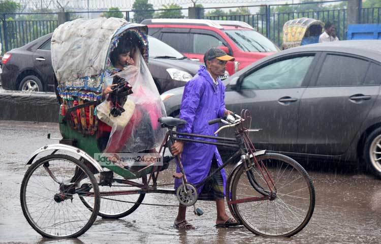 বৃষ্টির কারণে রাজধানীর অনেক রাস্তায় পানি জমে গেছে। ছবি : মাহবুব আলম