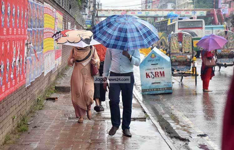 জরুরি কাজ ছাড়া অনেকেই বাসা থেকে বের হচ্ছেন না। কারণ বাসার বাইরে বের হলেই দুর্ভোগের শিকার হতে হচ্ছে। ছবি : মাহবুব আলম