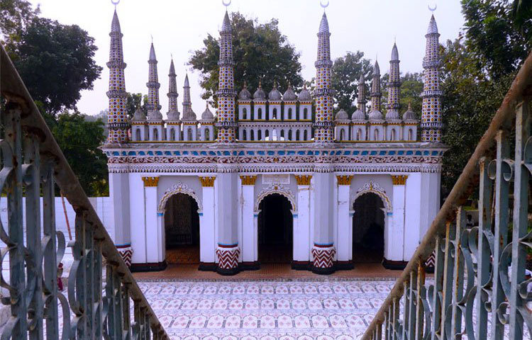 প্রাচীন স্থাপত্য শিল্পের ধারক ও বাহক টাঙ্গাইলের ধনবাড়ি নওয়াব শাহী জামে মসজিদ ইসলামী ঐতিহ্য ও কালের সাক্ষী হয়ে স্বমহিমায় দাঁড়িয়ে আছে।