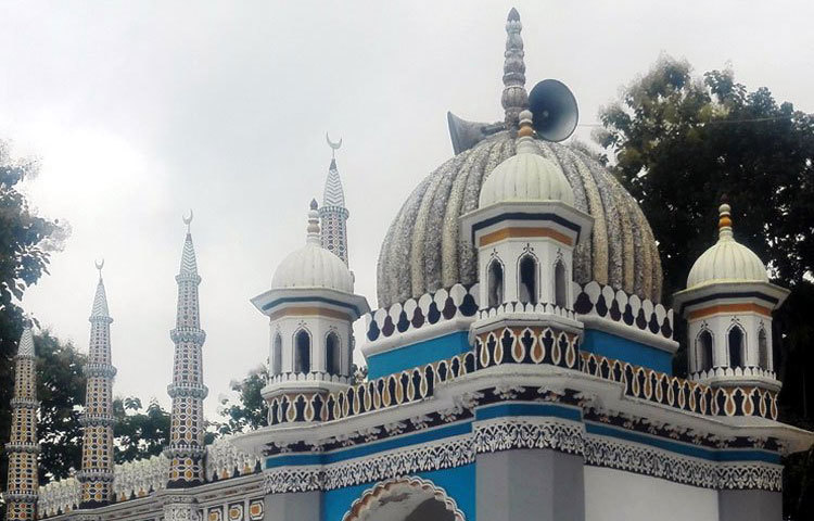 জনশ্রুতিতে জানা যায়, সম্রাট আকবরের সময় এ দুই ভাই ধনবাড়ির অত্যাচারী জমিদারকে পরাজিত করার পর এ অঞ্চলের দায়িত্বভার গ্রহণ করেন এবং এ মসজিদটি নির্মাণ করেন।
