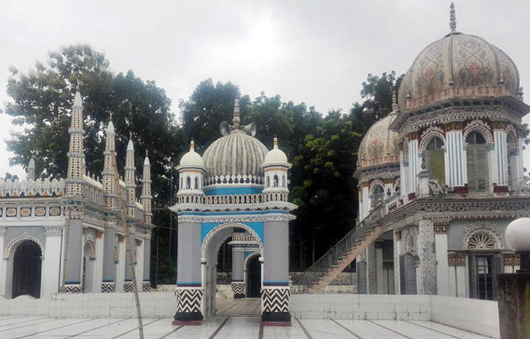 বাংলাভাষার প্রথম প্রস্তাবক, ঢাকা বিশ্ববিদ্যালয়ের অন্যতম প্রতিষ্ঠাতা সদস্য, যুক্ত বাংলার প্রথম মুখ্যমন্ত্রী ধনবাড়ির বিখ্যাত ব্যক্তিত্ব নবাব সৈয়দ নওয়াব আলী চৌধুরী প্রায় ১১৫ বছর আগে এ মসজিদটি সম্প্রসারণ করে আধুনিক রূপ দেন।