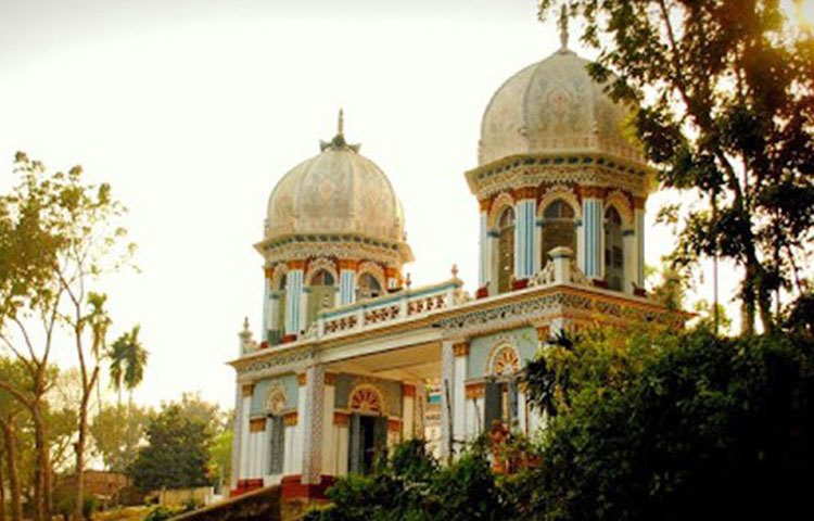 মসজিদটি দেয়ালের বাইরের অংশেও রয়েছে সিমেন্ট আর কড়ি পাথরের টোরাকাটা নকশা।