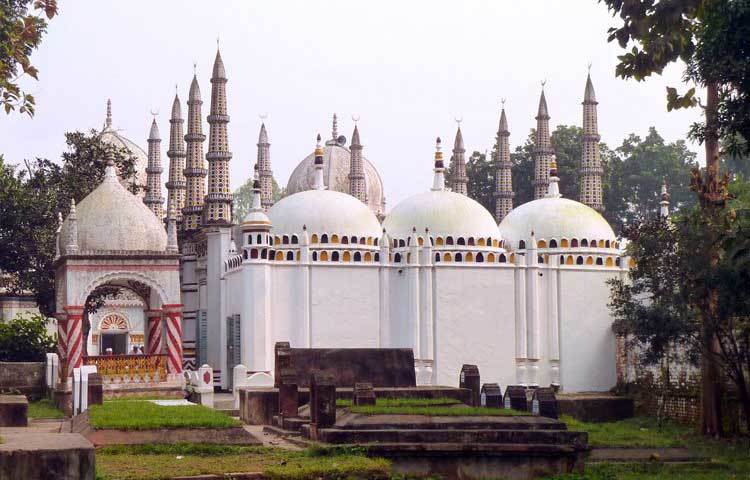 মসজিদটি প্রায় ১০ কাঠা জমির ওপরে অবস্থিত। সংস্কারের আগে মসজিদটি ছিল আয়তাকার। তখন এর দৈর্ঘ্য ছিল ১৩.৭২ মিটার (৪৫ ফুট) এবং প্রস্থ ছিল ৪.৫৭ মিটার (১৫ ফুট) কিন্তু সংস্কারের পর মসজিদটির আকার রীতিমতো পরিবর্তিত হয়ে যায়।