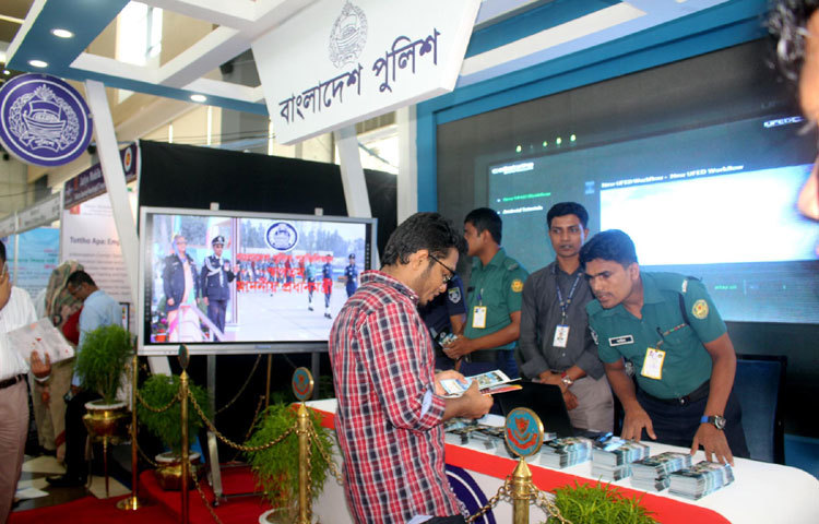 ডিজিটাল ওয়ার্ল্ড সম্মেলনে বাংলাদেশ পুলিশের স্টলে এসেছেন এক দর্শনার্থী। ছবি : বিপ্লব দিক্ষিৎ
