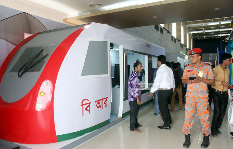 ডিজিটাল ওয়ার্ল্ড সম্মেলন-২০১৬ উপলক্ষে ব্যাপক নিরাপত্তা ব্যবস্থা নেওয়া হয়ছে। ছবি : বিপ্লব দিক্ষিৎ