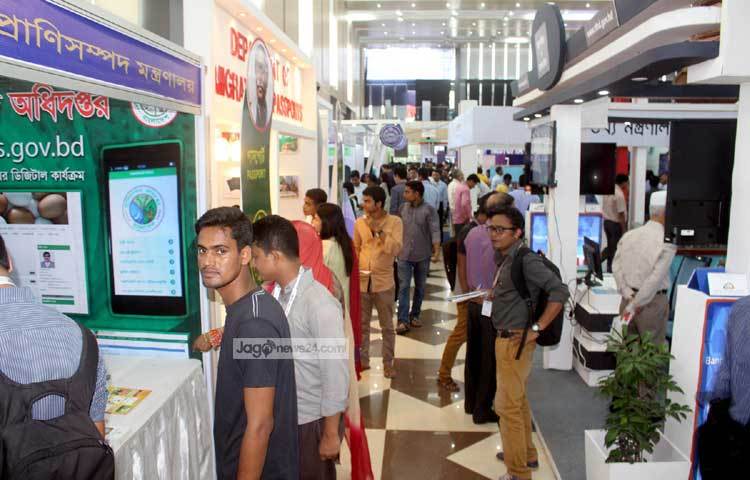 ডিজিটাল ওয়ার্ল্ড সম্মেলনের প্রথম দিনেই আগত দর্শনার্থীদের ভিড় লক্ষ করা গেছে। ছবি : বিপ্লব দিক্ষিৎ