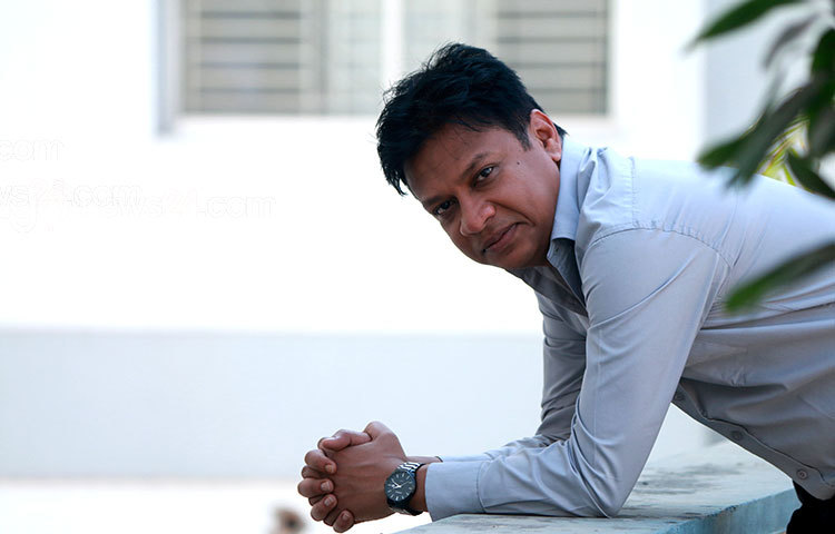 শোবিজ অঙ্গনের অন্যতম জনপ্রিয় তারকা ইন্তেখাব দিনার শুটিংয়ের ফাঁকে আপন ভুবনে সময় কাটাচ্ছেন। ঠিক এমন সময় জাগো নিউজের ক্যামেরায় বন্দি হয়েছেন। ছবি : মাহবুব আলম