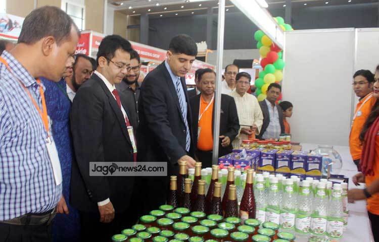 প্রাণের স্টলে আহসান খান চৌধুরী। ছবি : বিপ্লব দিক্ষিৎ