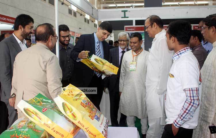 বোম্বে সুইটসের পণ্যের একটি ব্যাগ দেখছেন প্রাণ-আরএফএল গ্রুপের উপ-ব্যবস্থাপনা পরিচালক আহসান খান চৌধুরী। ছবি : বিপ্লব দিক্ষিৎ