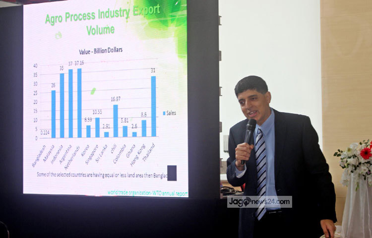 সেমিনারে আহসান খান চৌধুরী বলেন, &lsquo;খাদ্যপণ্য রফতানি বাড়াতে হলে কৃষকদের উৎপাদন বাড়াতে হবে। এজন্য কৃষিকাজে আধুনিক ও প্রযুক্তিনির্ভরতা বাড়াতে হবে। যাতে করে কম খরচে বেশি পরিমাণ মানসম্মত পণ্য উৎপাদন করতে পারি।&rsquo; ছবি : বিপ্লব দিক্ষিৎ