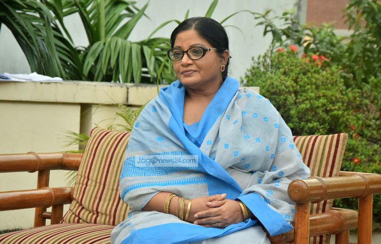 ডলি জহুরকে সবসময় পর্দায় প্রাণবন্ত পাওয়া যায়। তিনি দীর্ঘ চার যুগেরও বেশি সময় ধরে মনোমুগ্ধকর অভিনয় দিয়ে দর্শকদের ধরে রেখেছেন। ছবি : মাহবুব আলম।