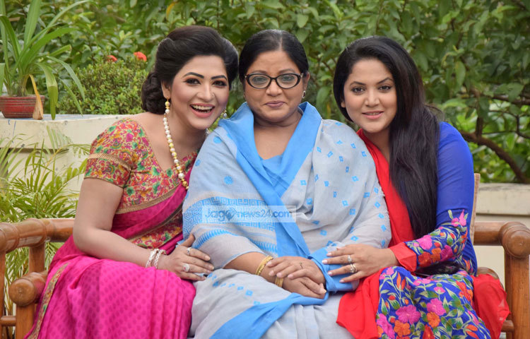 ডলি জহুর তার স্নেহ আর মায়াময় ভালোবাসা দিয়ে সবাইকে কাছে টেনে রাখেন। অভিনয়ের আঙিনাটাকে তিনি ভালোবাসেন সন্তানের মতোই। ছবি : মাহবুব আলম।