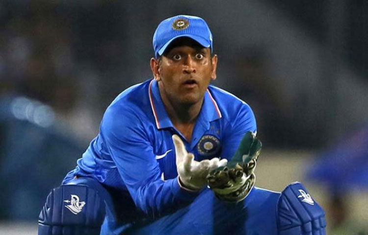 ২০১৬ টি২০ বিশ্বকাপে বাংলাদেশের বিরুদ্ধে ম্যাচে শেষ বলে বাংলাদেশের জেতার জন্য তখন প্রয়োজন দু&rsquo;রানের। বোলারকে শর্ট বল করতে বলে উইকেটের পিছনে এক হাতের গ্লাভস খুলে ফেলেন ধোনি। যেন তিনি জানতেন শর্ট বল ফস্কাবেন ব্যাটসম্যান আর তিনি রান আউট করবেন। বাস্তবেও হল তাই। হারা ম্যাচ জিতল ভারত।