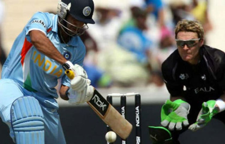 টি২০-তে যে কোনো দলের যখন লক্ষ থাকে প্রথম বল থেকে আক্রমণে যাওয়ার, ২০০৭ সালের টি২০ বিশ্বকাপে দলকে ঠিক উল্টোটা করতে বলেছিলেন ধোনি। ওপেনারদের বলেছিলেন, প্রথম ছয় ওভার কোনোভাবেই উইকেট না হারাতে। তাতে প্রথম দিকে রান কম উঠলেও শেষ দিকে উইকেট থাকায় প্রতি ম্যাচেই ভাল স্কোর করতে পেরেছিল ভারত।