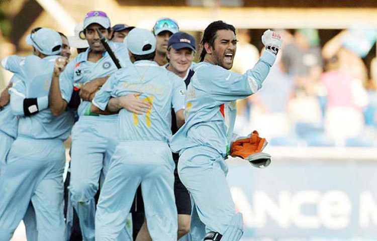 ২০০৭ সালে পাকিস্তানের বিরুদ্ধে লিগ ম্যাচে বোল আউটের সময় পাকিস্তান যেখানে দলের প্রধান তিন পেসারকে উইকেটে হিট করার দায়িত্ব দিয়েছিল, ধোনি সেখানে বেছেছিলেন সেহবাগ, হরভজন এবং রবিন উথাপ্পাকে। যে উথাপ্পাকে বল হাতে ক্যারিয়ারে প্রায় দেখাই যায়নি। সবাইকে চমকে দিয়ে ভারতের তিন জনই উইকেটে বল লাগায়। সেখানে ব্যর্থ হন ইয়াসির আরাফাত, উমর গুলরা।