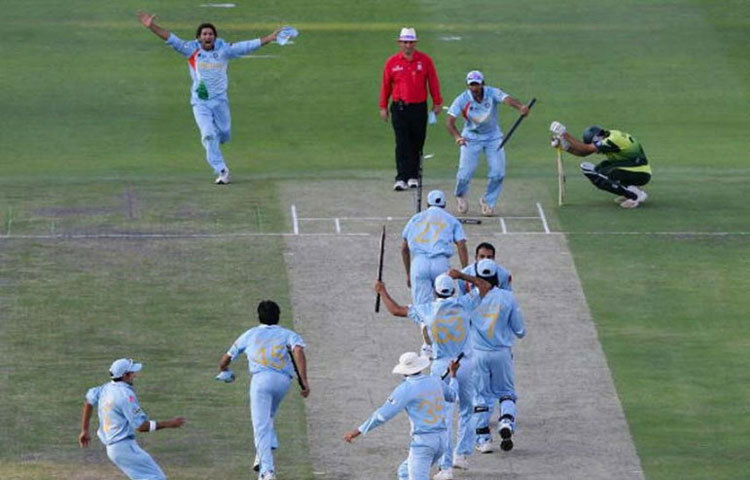 বিশ্বকাপ ফাইনালে জয়ের জন্য শেষ ওভারে পাকিস্তানের প্রয়োজন ছিল ১৩ রানের। ফর্মে থাকা হরভজন সিংহের হাতে বল না দিয়ে শেষ ওভারে পাঠান যোগিন্দর শর্মাকে। আর তাতেই বাজিমাত।