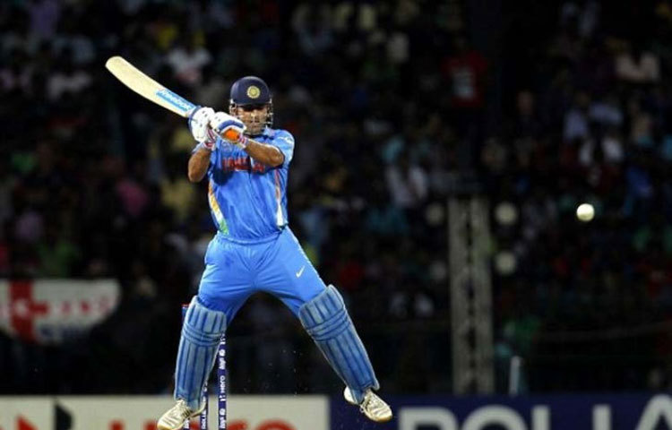 ইয়র্কারেও যে ছয় মারা যায়, ধোনির হেলিকপ্টার শটের আগে তা অজানা ছিল ক্রিকেটবিশ্বের কাছে। প্রথম দিকে এই শট নিয়ে বিশেষজ্ঞরা নাক সিঁটকোলেও পরে এটাই তার ট্রেডমার্ক শট হয়ে যায়। বোলারদের সেরা অস্ত্রকে ভোঁতা করার এই নতুন অস্ত্রকে কুর্নিশ জানায় ক্রিকেটবিশ্ব।