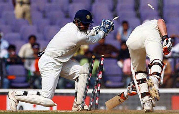 ২০০৮ সালের নাগপুর টেস্টে প্রথম ইনিংসে ভারতের ৪৪১ রানের জবাবে অস্ট্রেলিয়া তখন ১৮৯/২। ধোনি তার বোলারদের নির্দেশ দেন অফ স্টাম্পের অনেক বাইরে বল করতে। এই নেগেটিভ স্ট্র্যাটেজিতে তখন প্রচুর সমালোচনা হয়। কিন্তু পরে এই স্ট্র্যাটেজিই কার্যকর হয়। ম্যাচও জেতে ভারত।