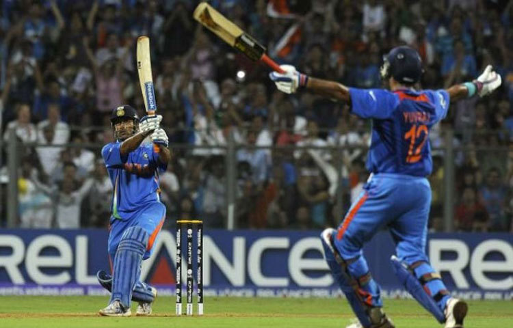 ২০১১ সালের বিশ্বকাপ ফাইনালে শ্রীলংকার ২৭৪ তাড়া করতে নেমে ভারত তখন ১১৪/৩। ফর্মে থাকা যুবরাজকে না নামিয়ে পাঁচ নম্বরে নামেন ধোনি নিজেই। সিদ্ধান্ত নেমে নিতে পারেননি অনেক বিশেষজ্ঞই। কিন্তু সেই ধোনির ইনিংসে ভর করেই বিশ্বকাপ জেতে ভারত।