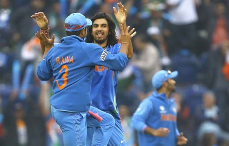 ২০১৩ সালে চ্যাম্পিয়ন্স ট্রফির ফাইনালে ভারতের ১২৯ রানের সামনে ইংল্যান্ডের তখন প্রয়োজন ১৮ বলে ২৮ রানের। হাতে ছয় উইকেট। এই অবস্থায় ধোনি বল করতে পাঠান ইশান্ত শর্মাকে। যে ইশান্ত আগের ৩ ওভারে ২৮ রান দিয়েছেন। চতুর্থ ওভারে ইশান্ত দুই উইকেট নিয়ে ভারতকে ম্যাচ জেতান।