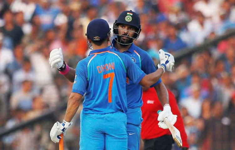 যুবি-ধোনির আগে মাত্র চার জন ভারতীয় জুটি হিসাবে শতরান করেছেন। এই চার জুটির মধ্যে তিনবারই ছিলেন সচিন টেন্ডুলকার।