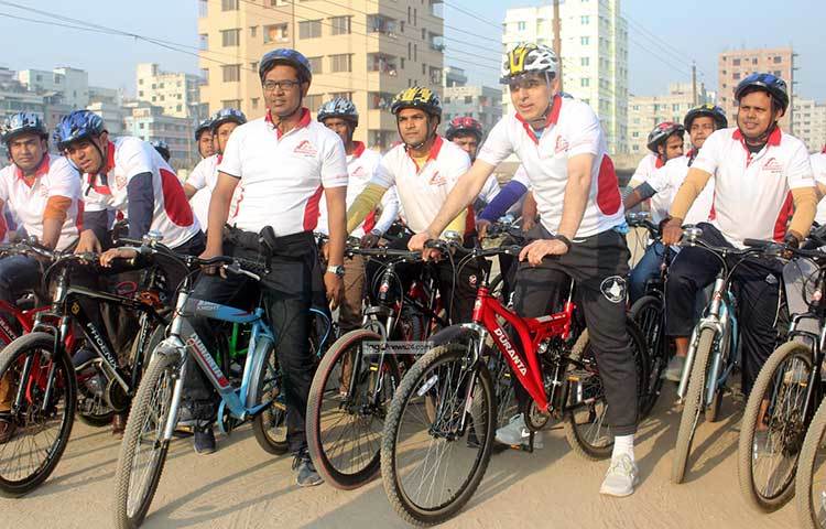 মাদকমুক্ত সমাজ, সুস্থ-সবল জীবন গঠন ও বাইসাইকেল চালানোকে জনপ্রিয় করে তুলতে রাজধানীতে আজ অনুষ্ঠিত হয়েছে দুরন্ত ফ্যান ক্লাব (ডিএফসি) এর ৮ম বাইসাইকেল র&zwnj;্যালি। ছবি : বিপ্লব দিক্ষিৎ