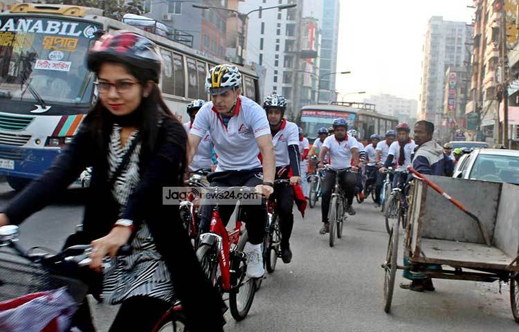 মাদককে না বলুন, বাইসাইকেল চালান সুস্থ থাকুন- এই স্লোগানকে সামনে রেখে শুক্রবার সকালে দুটি র&zwnj;্যালির আয়োজন করে দুরন্ত ফ্যান ক্লাব। ছবি : বিপ্লব দিক্ষিৎ