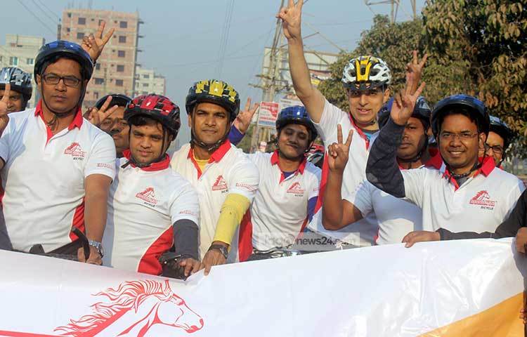 শুক্রবার ভোর সাড়ে ৬টায় প্রথম র&zwnj;্যালিটি বের হয় রাজধানীর বাড্ডায় অবস্থিত প্রাণ-আরএফএল গ্রুপের প্রধান কার্যালয়ের সামনে থেকে। দ্বিতীয় র&zwnj;্যালিটি বের হয় সকাল ৮টায়। ছবি : বিপ্লব দিক্ষিৎ