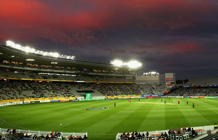 ইডেন পার্ক : ইডেন গার্ডেন ভারতে অবস্থিত হলেও ইডেন পার্ক স্টেডিয়ামের অবস্থান নিউজিল্যান্ডের অকল্যান্ডে। এটি নিউজিল্যান্ডের অন্যতম বড় একটি স্টেডিয়াম। অত্যন্ত সুন্দর পরিবেশের জন্য এই স্টেডিয়াম সবার কাছে প্রিয়।