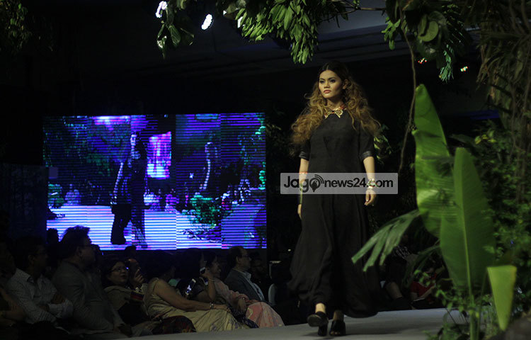 রাজধানীর হোটেল রেডিশনে আড়ংয়ের এই ফ্যাশন শো অনুষ্ঠিত হয়। ছবি : মাহবুব আলম