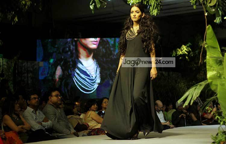 কালো রঙের পোশাক পরে র&zwnj;্যাম্পে হাঁটছেন এক মডেল। ছবি : মাহবুব আলম