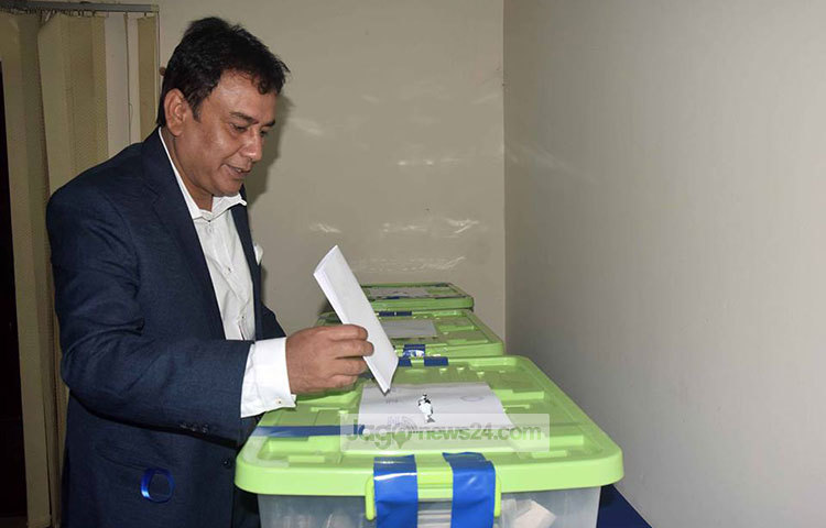 টেলিভিশন অনুষ্ঠান প্রযোজকদের সংগঠন &lsquo;টেলিভিশন প্রোগ্রাম প্রডিউসারস এসোসিয়েশন অব বাংলাদেশ&rsquo;। ভোট প্রদান করছেন জাহিদ হাসান। ছবি : মাহবুব আলম