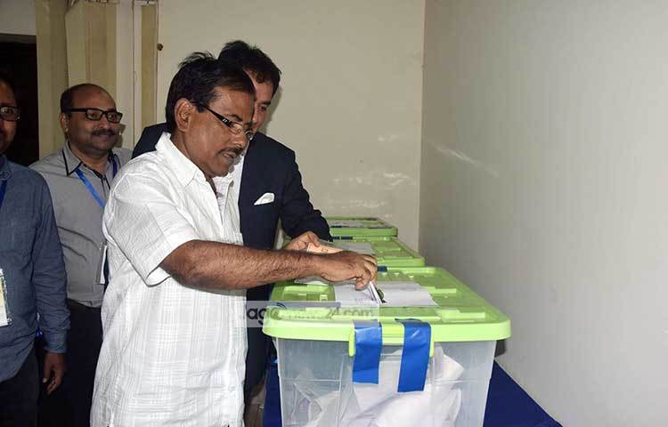 ভোট প্রদান করছেন হানিফ সংকেত। ২০১৭-১৯ এই দুই বছর মেয়াদি এই সংগঠন নির্বাচনে ভোট গ্রহণ চলছে সকাল ৯ টা থেকে, চলবে ৪ টা পর্যন্ত। ছবি : মাহবুব আলম