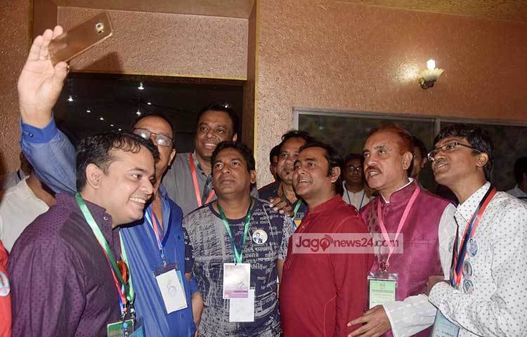 ভোট দিতে এসে সেলফি তোলায় মেতেছেন সবাই। ছবি : মাহবুব আলম