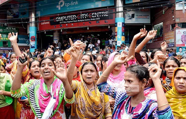 বৃহস্পতিবার (২৭ এপ্রিল) সকাল ১০টা থেকে এলিফ্যান্ট রোড মাল্টিপ্ল্যান সিটির সামনের সড়কে শত শত শ্রমিক অবস্থান নিয়ে সড়ক অবরোধ করে বিক্ষোভ করেন। ছবি : বিপ্লব দিক্ষিৎ